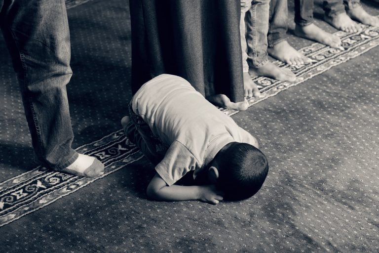 kid, praying, muslim-1077793.jpg